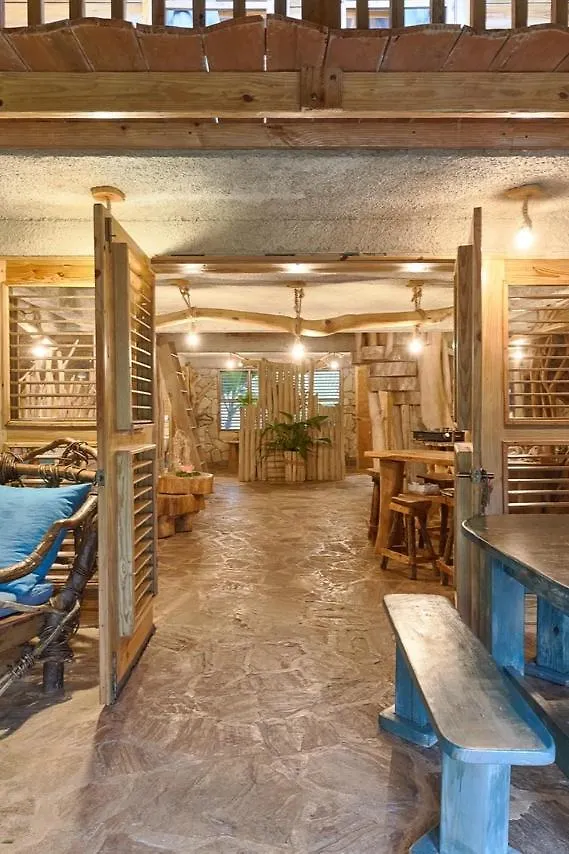 Chalet Tropical Hotel & Restaurant-Pizzeria Las Galeras Bed and breakfast