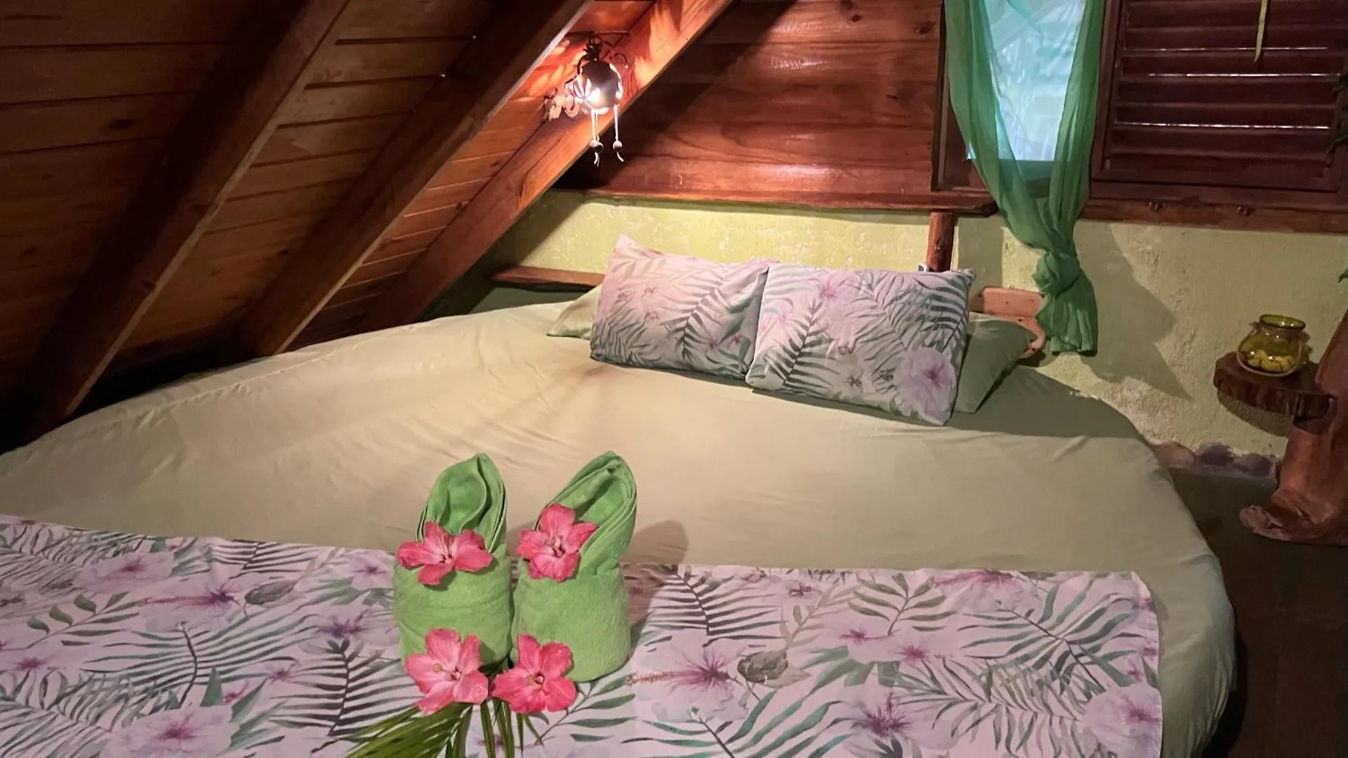Bed & Breakfast Chalet Tropical Hotel & Restaurant-Pizzeria Las Galeras
